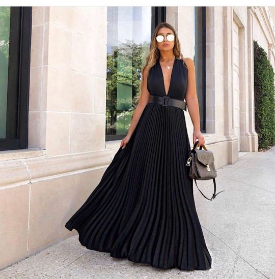 Uzun Pileli Siyah Elbise